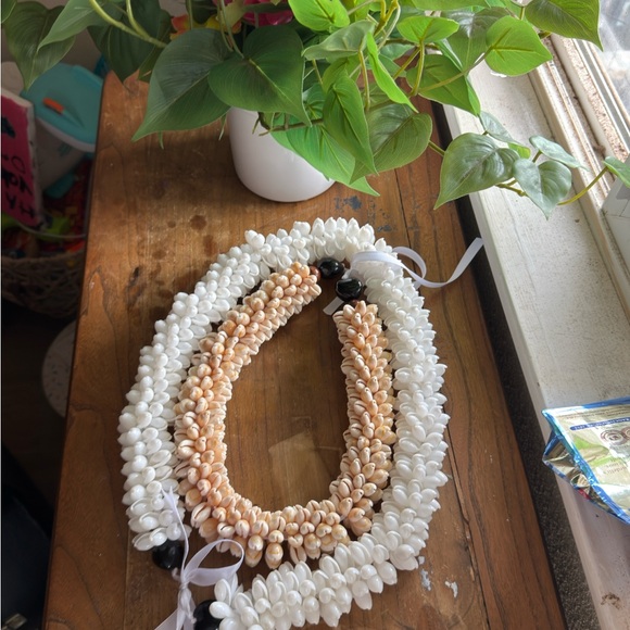 Hawaiian white seashell lei unisex - Picture 3 of 3